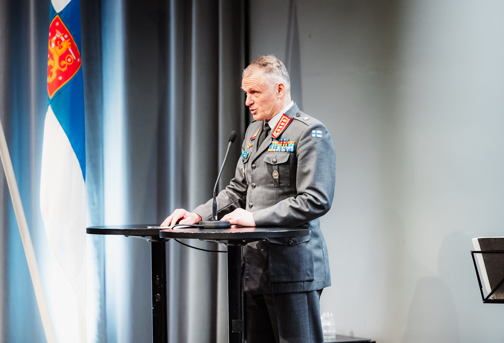Kuvassa kenraali Timo Kivinen pitämässä puhettaan valtakunnallisen maanpuolustuskurssin 248 avajaisissa Ateneumissa.