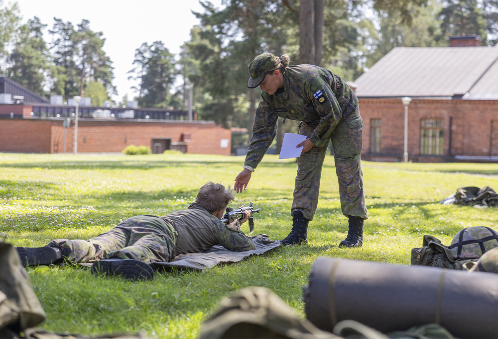 Kersantti Tove Sundström kouluttaa alokkaita Uudenmaan prikaatissa.