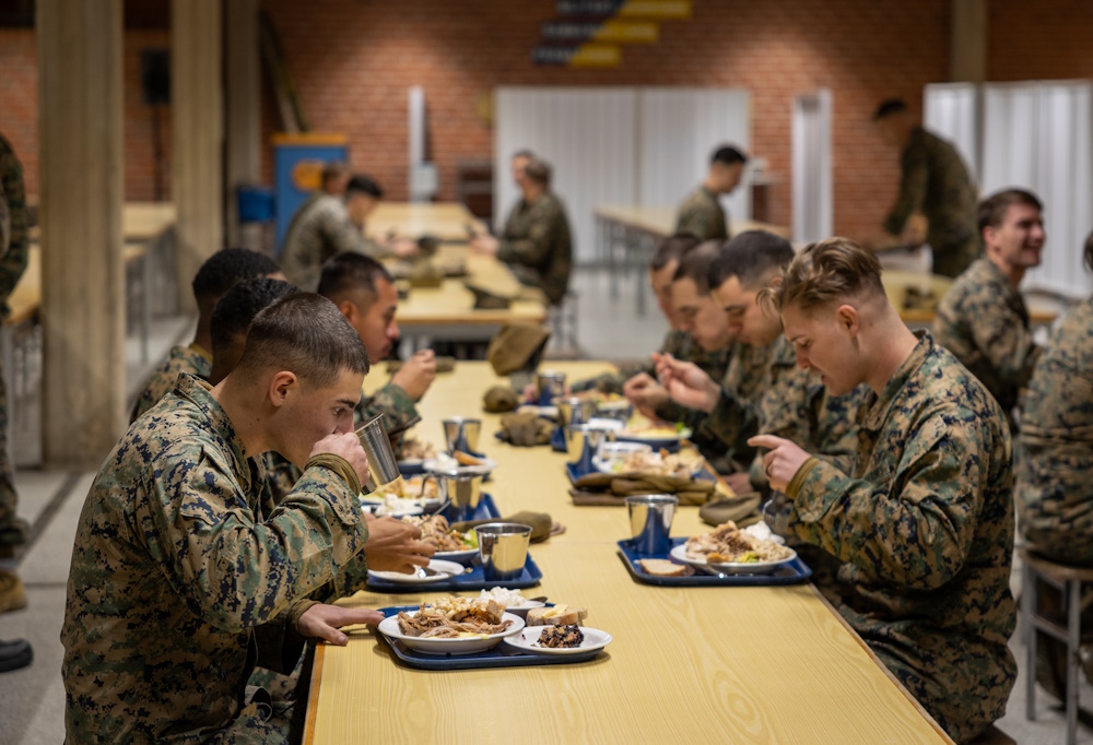 Kuvassa yhdysvaltalaisia merijalkaväen sotilaita syömässä kiitospäivä illallistaan.