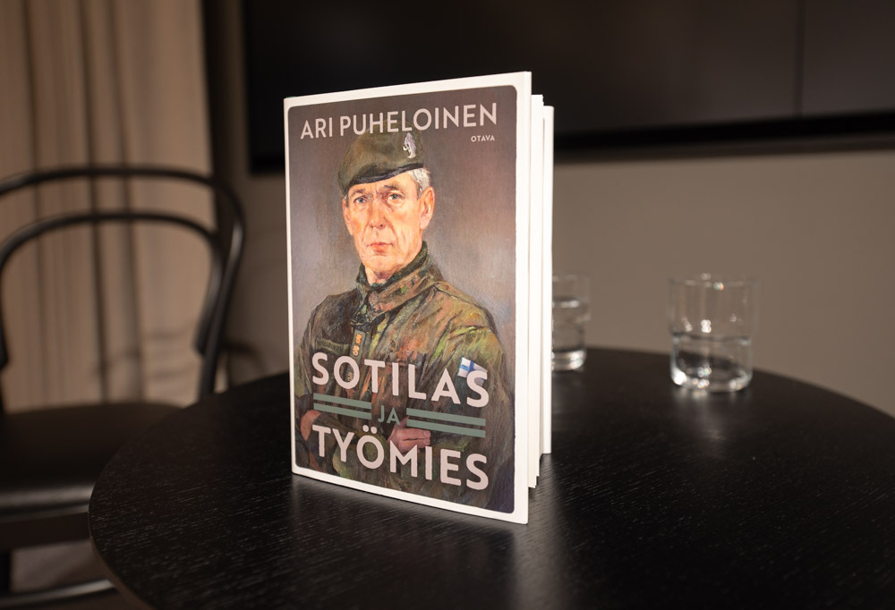 Kuvassa Ari Puheloisen kirja Sotilas ja työmies.
