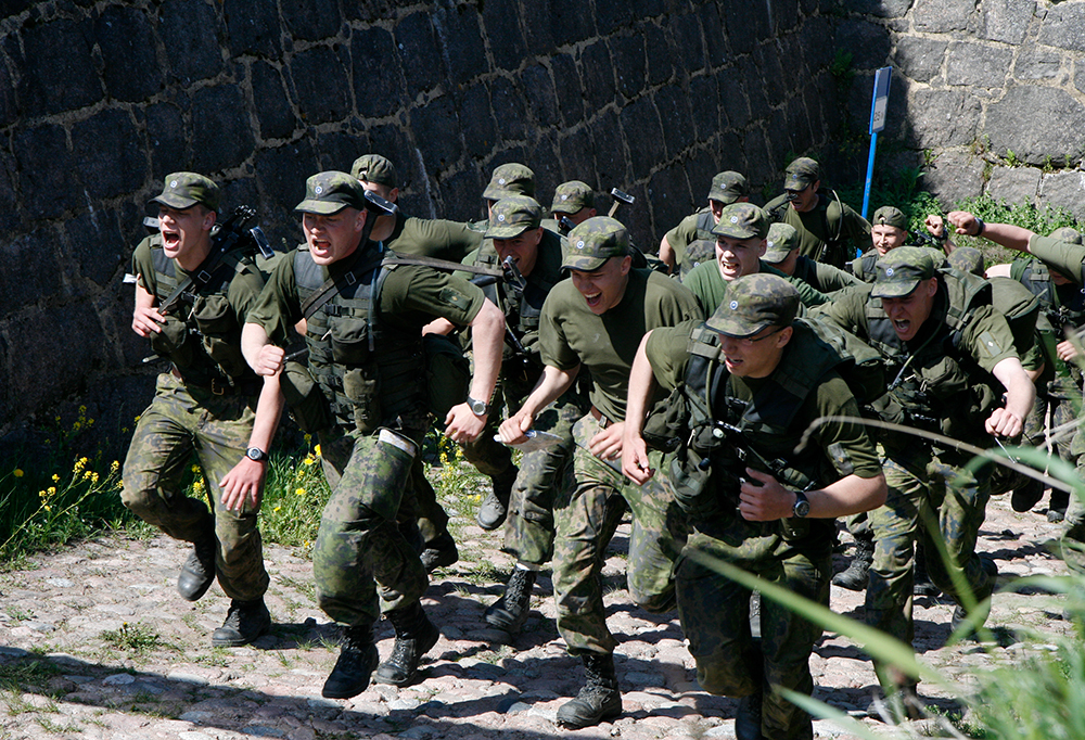 Kuvassa upseerioppilaita Kirkkojärven marssilla.