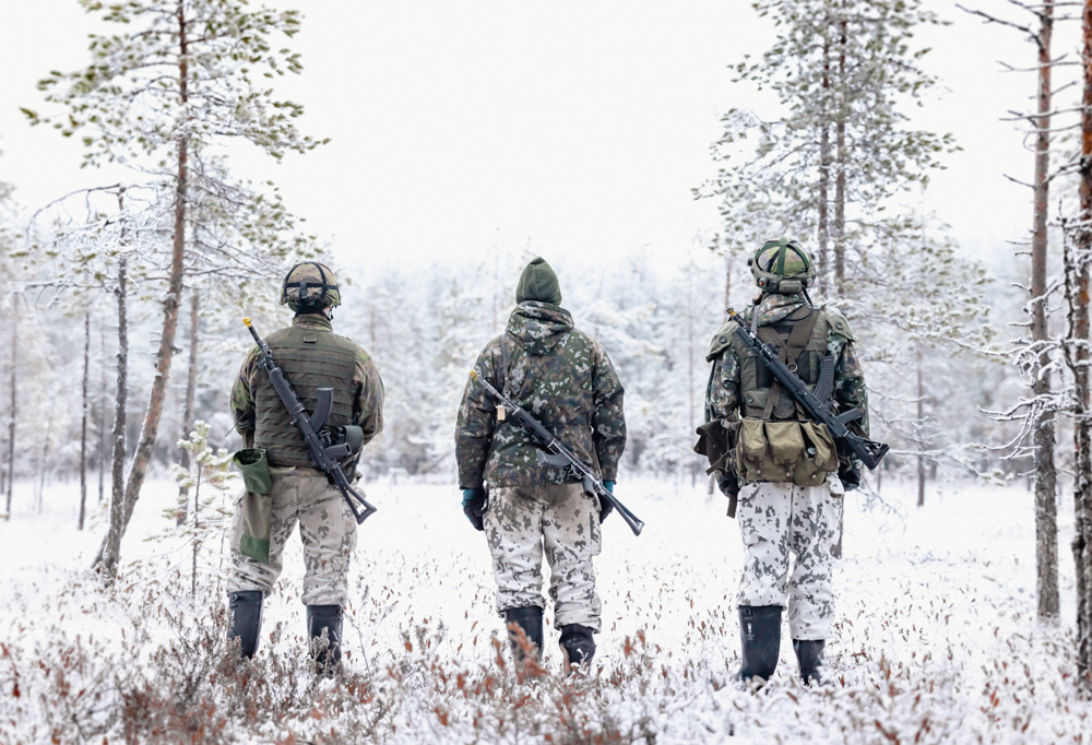 Kuvassa kolme reserviläistä