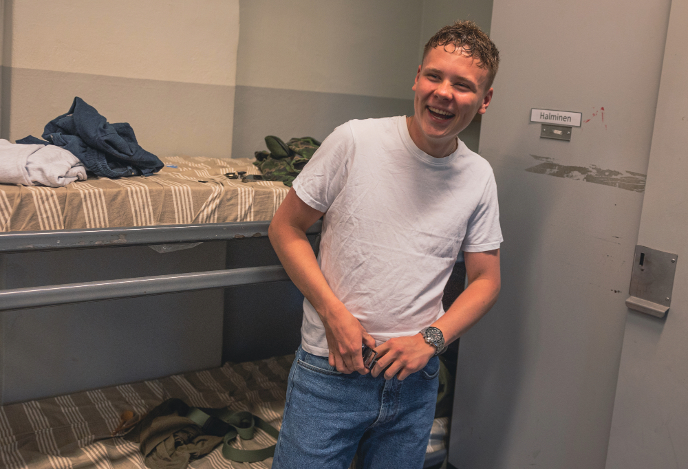 Kuvassa kotiutuva varusmies nauraa.