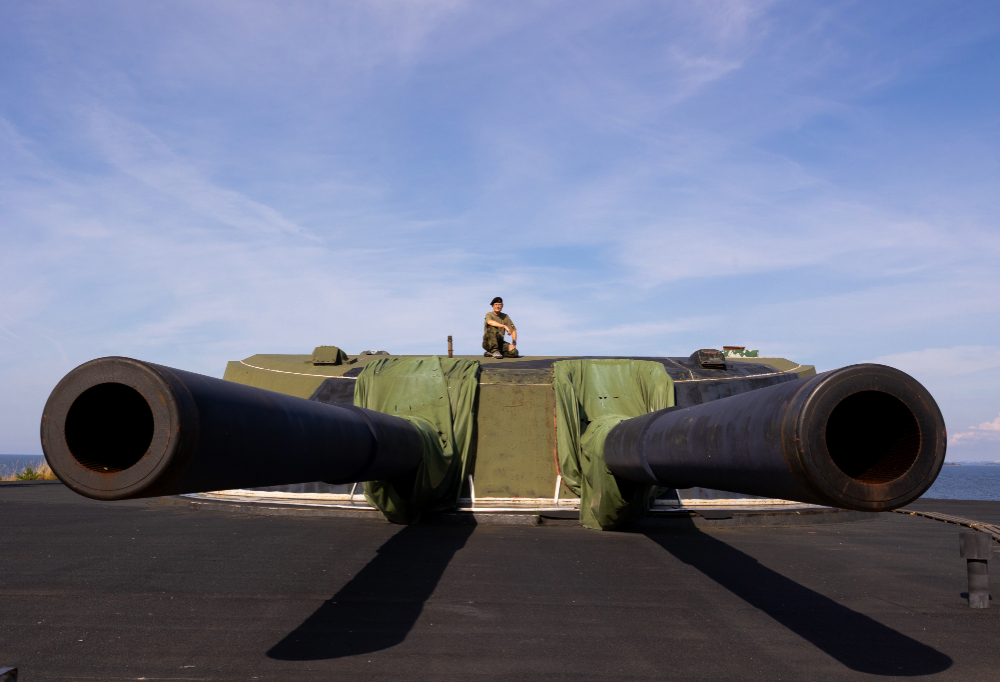Varusmies näyttää pieneltä Obuhov-kaksoistykin rinnalla.