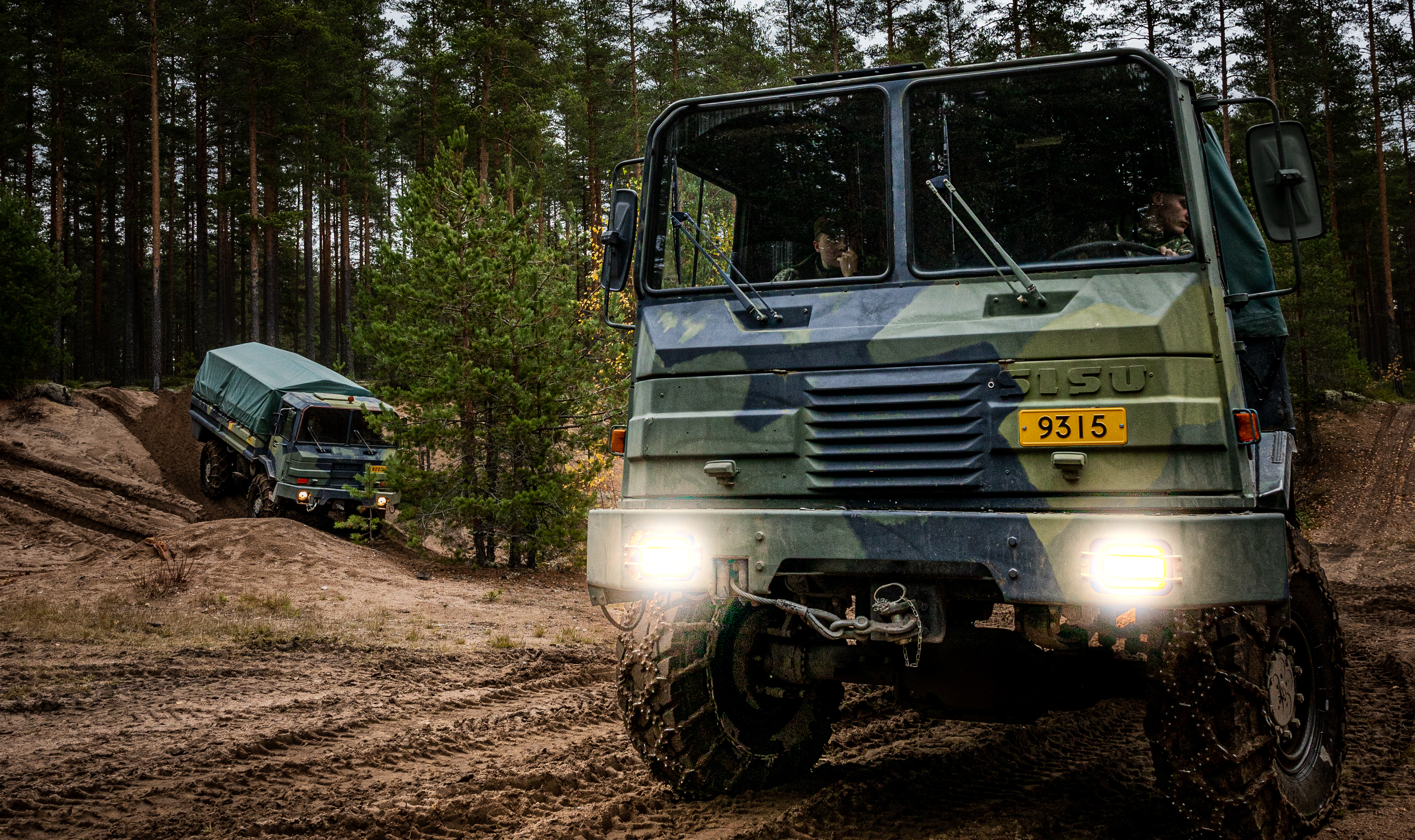 Maastokuorma-autoja hiekkamontussa