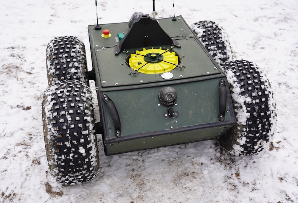 Kuvassa on Maanpuolustuskorkeakoulun kapteeni Christian Anderssonin keksimä Laykka-robotti.