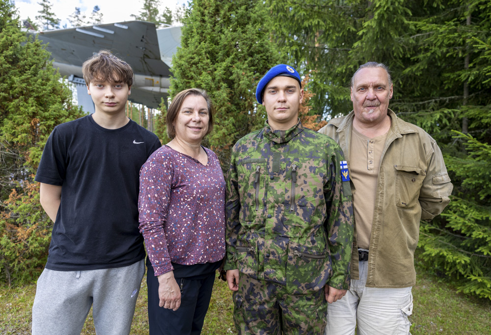 Kuvassa alokas perheenjäseniensä kanssa.