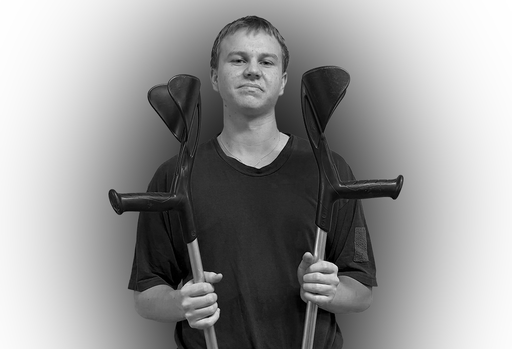 Kaartinjääkäri Nuutti Levo pitää käsisssään keppejä.