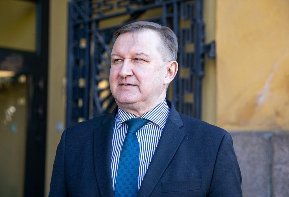 Lehtisalo puvussaan ulkona.