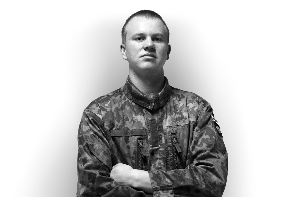 Kaartinjääkäri Nuutti Levo seisoo vakavana kädet puuskassa.