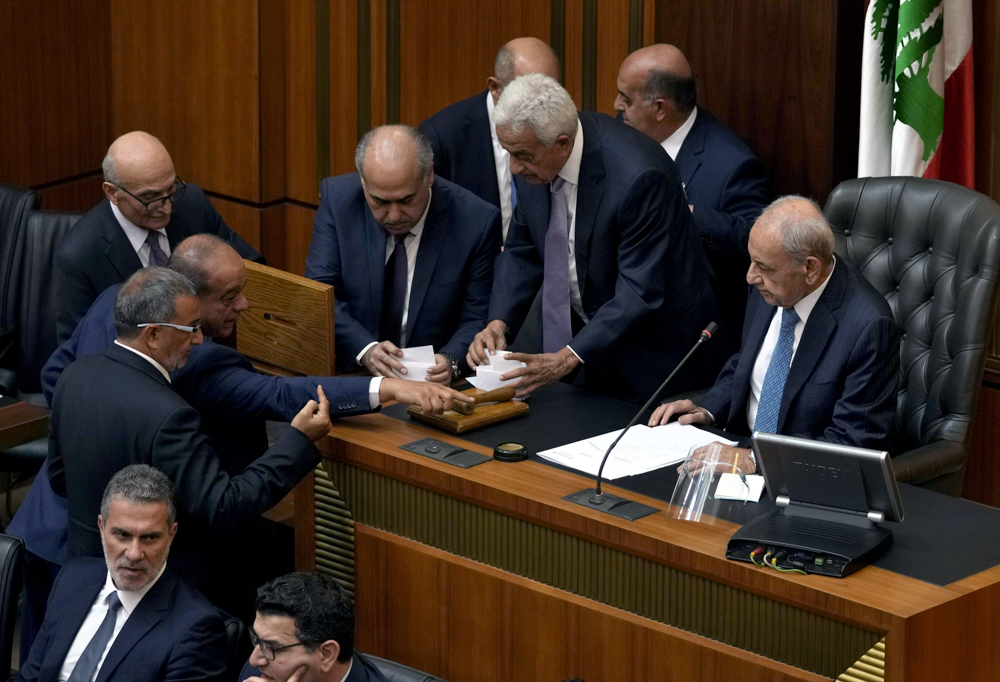 Ääntenlaskentaa Beirutissa syyskuisten, tuloksettomasti päättyneiden presidentinvaalien jälkeen.