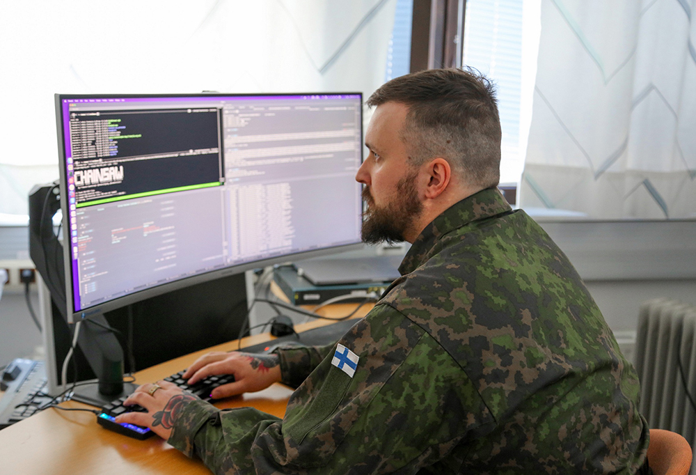 Mies katsoo tietokoneen ruutua