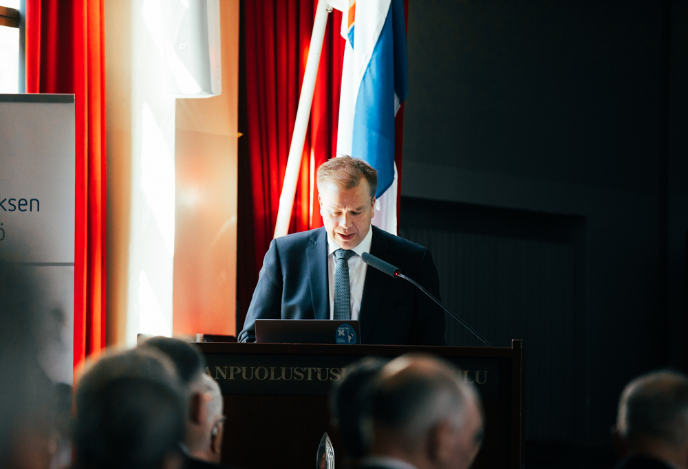 Kuvassa puolustusministeri Antti Kaikkonen