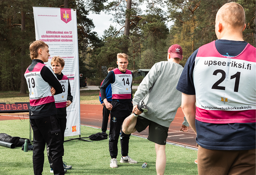 Kuvassa kadettikouluun hakijoita seisomassa ennen cooper-suoritusta
