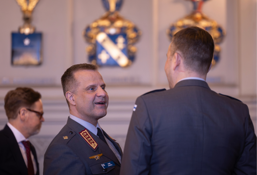 Kuvassa kenraali Jaakkola keskustelee toisen miehen kanssa.