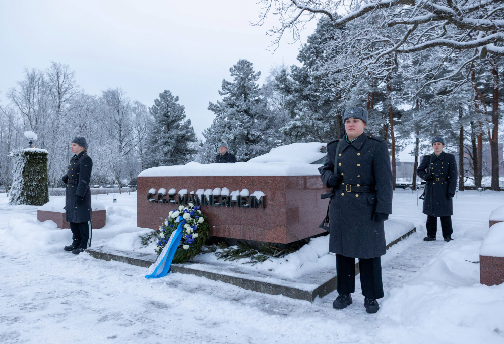Sotilaat ovat kunniavartiossa lumisen hautapaasin ympärillä.