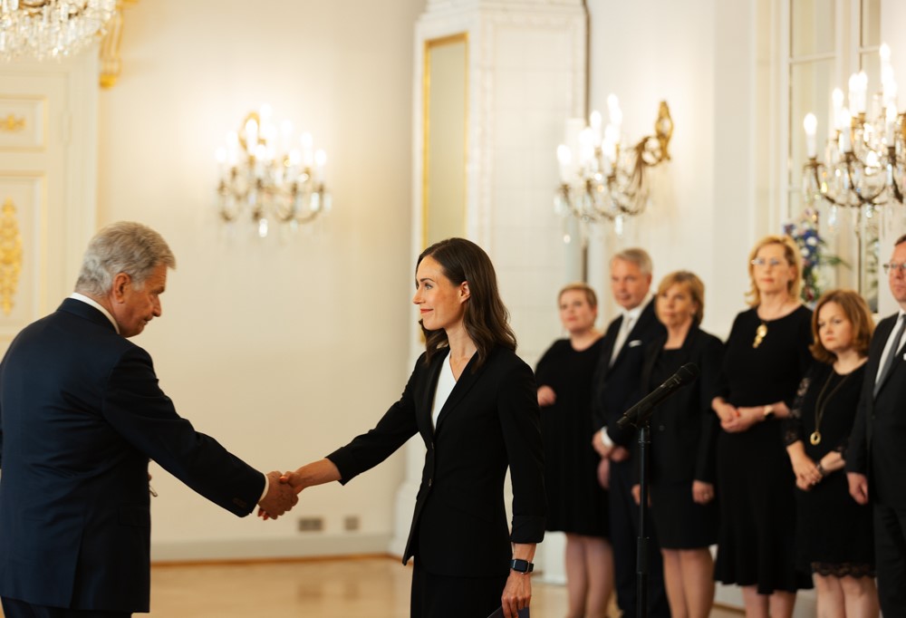 Kuvassa tasavallan presidentti Sauli Niinistö kättelee väistyvää pääministeri Sanna Marinia.