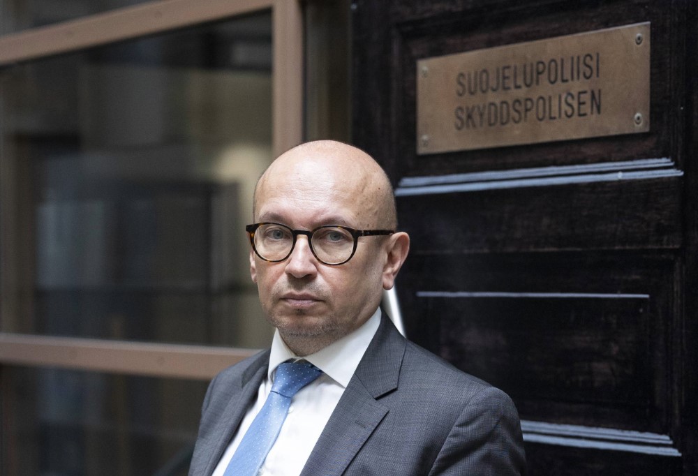 Kuvassa Suojelupoliisin päällikkö Juha Martelius katsoo kädet taskuissa kohti kameraa.