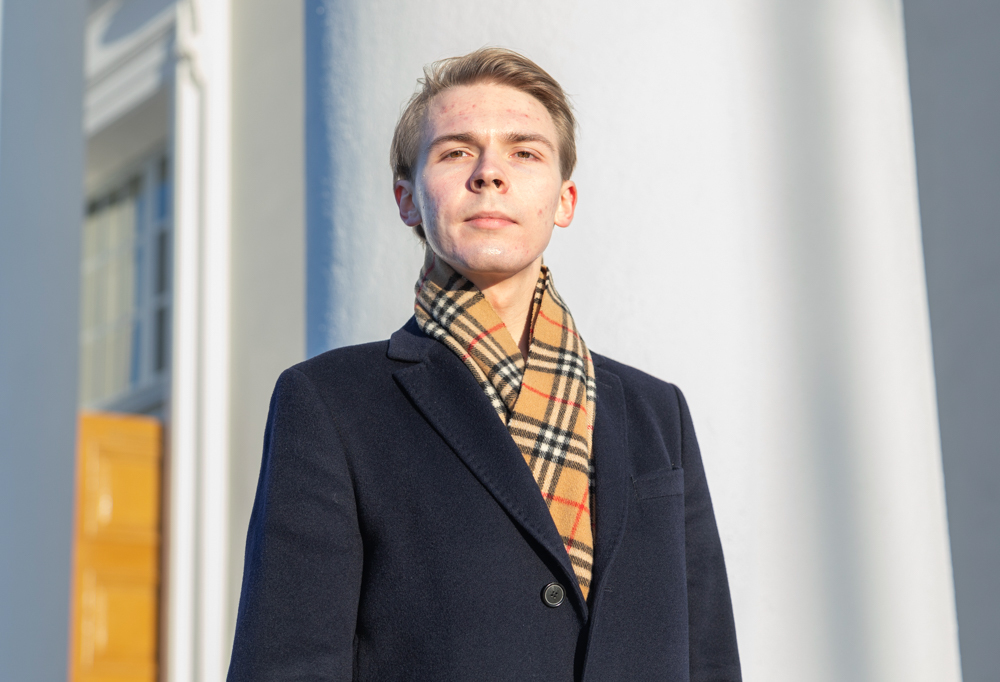 Mats Uotila katsoo eteenpäin valkoisen pilarin edessä.