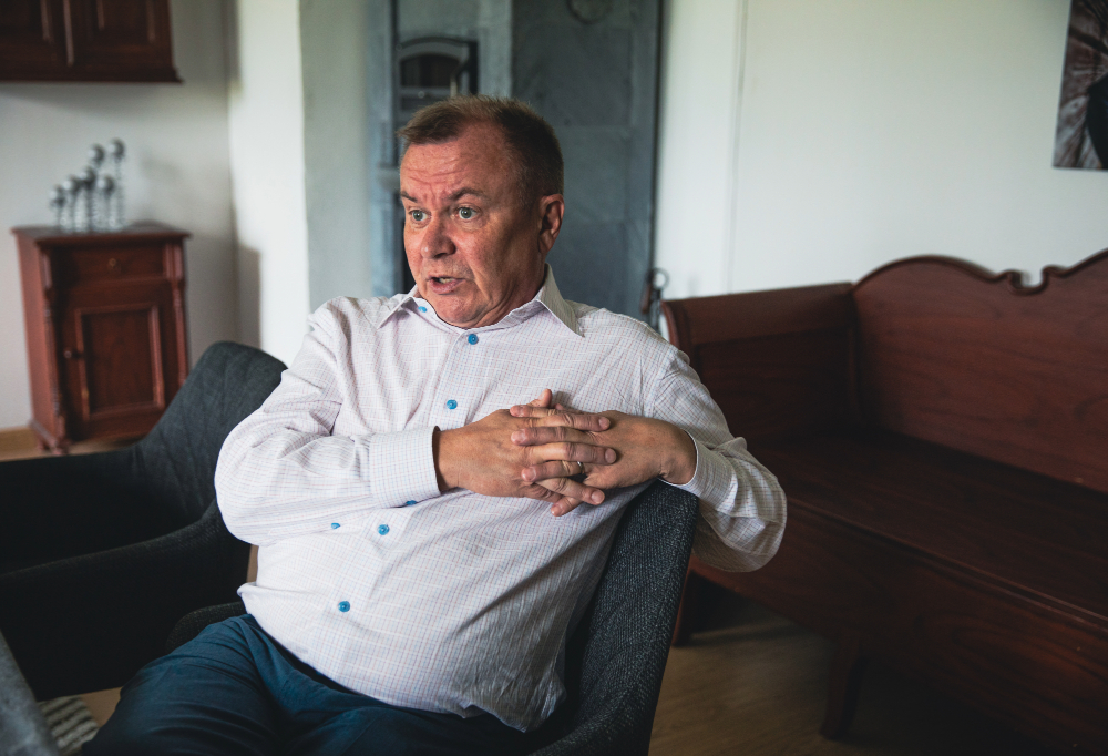 Marko Maunula istuu nojatuolissa.