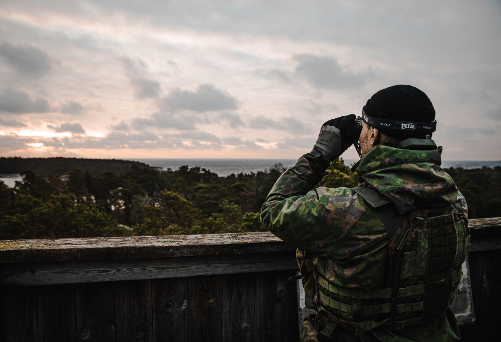 Kuvassa sotilas katsoo horisonttiin.