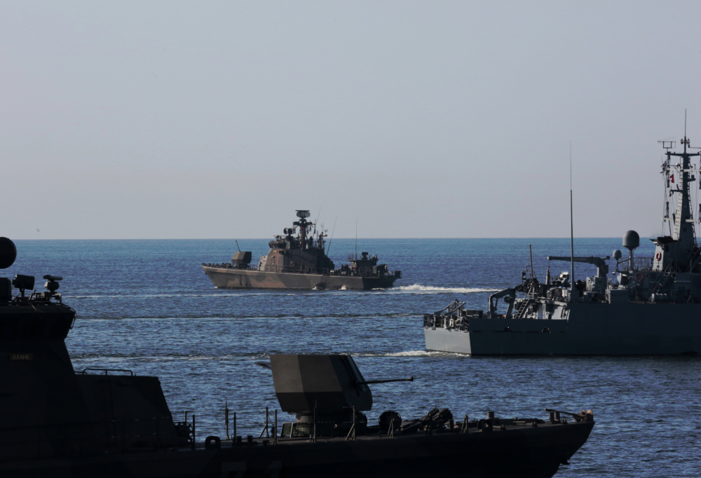 Kuvassa on Merivoimien aluksia merellä.