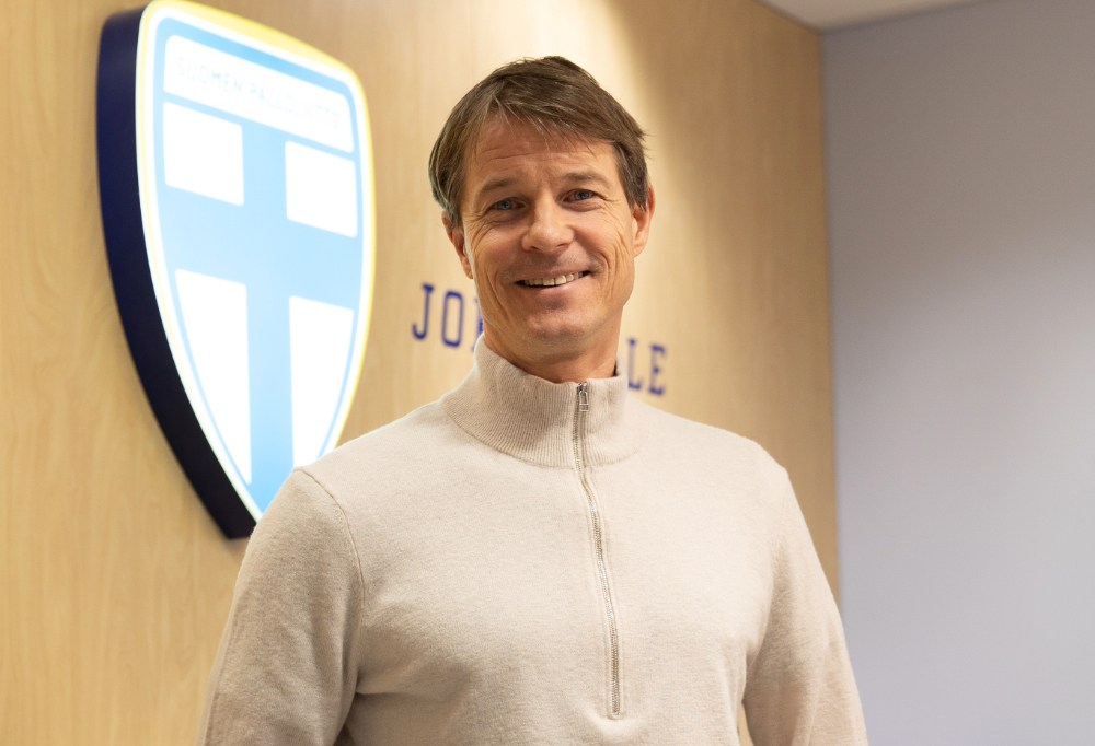 Mika Lehkosuo hymyilee ja katsoo kameraan.