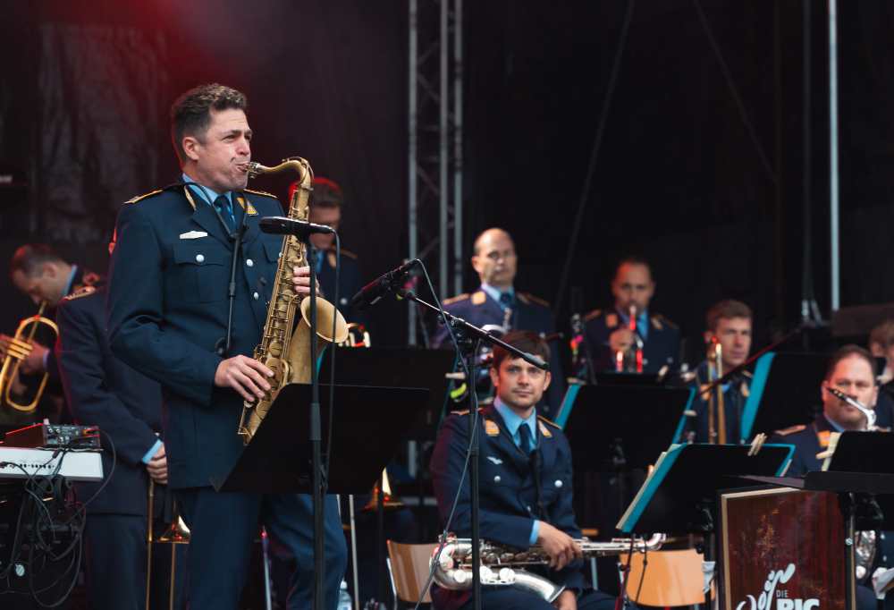 Kuvassa on Big Band der Bundeswehr -orkesterin soittajia lavalla.