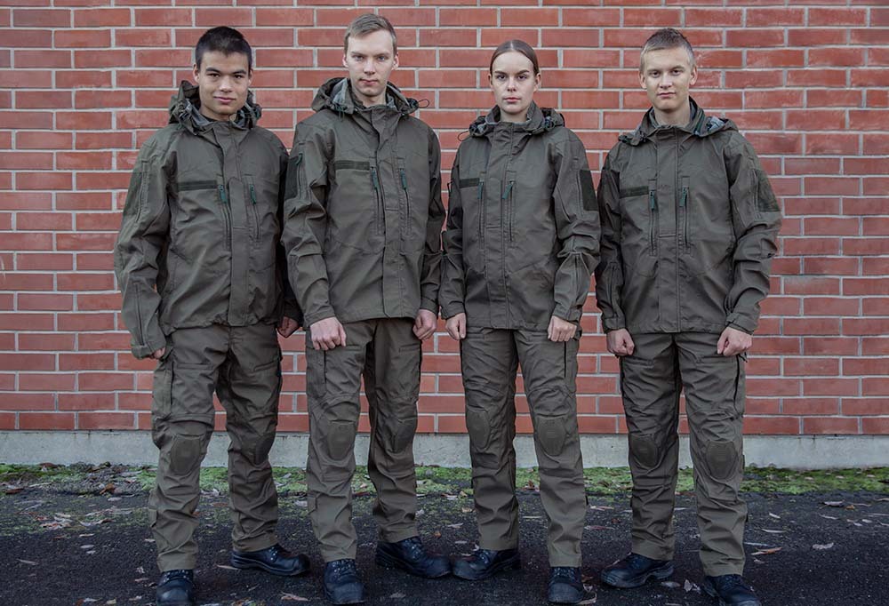 Neljä sotilasta uusissa NCU-taisteluasuissa.