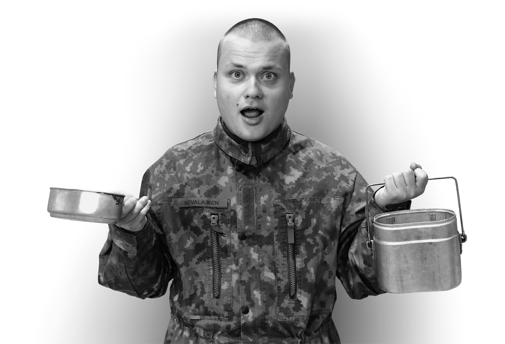 Kaartinjääkäri Eino Nevalainen katsoo kameraa ihmettyneenä. Hän ei tiedä, kumpaan ruokapakin osaan ruoka ja juoma kuuluvat.