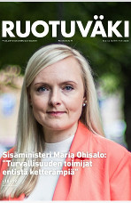 Sisäministeri Maria Ohisalo ulkona lähikuvassa.