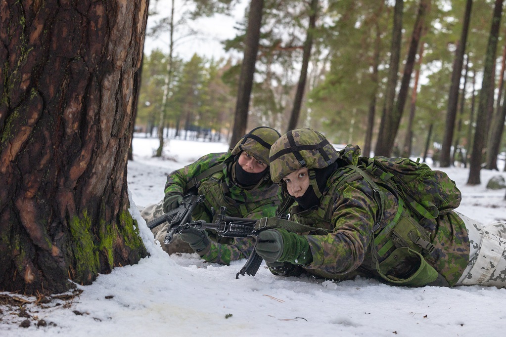 Kuvassa kaksi naisalokasta harjoituksessa.