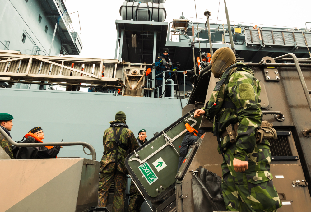 Kuvassa on saksalainen huoltoalus sekä suomalainen maihinnousualus.