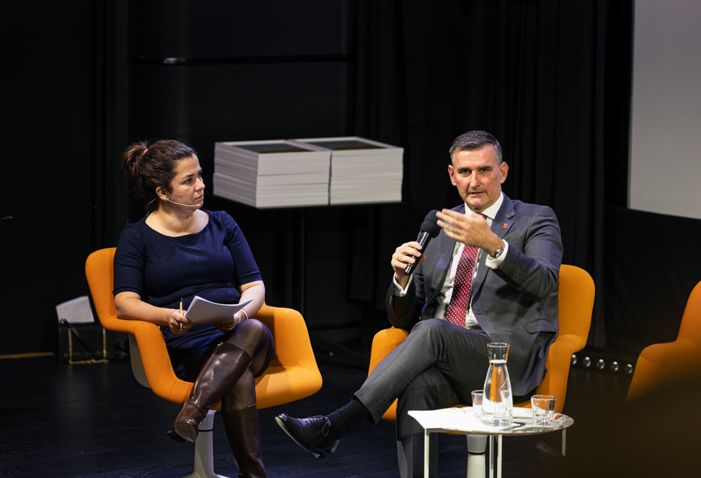 Kuvassa on Naton apulaispääsihteeri Jörg See ja tilaisuuden juontaja