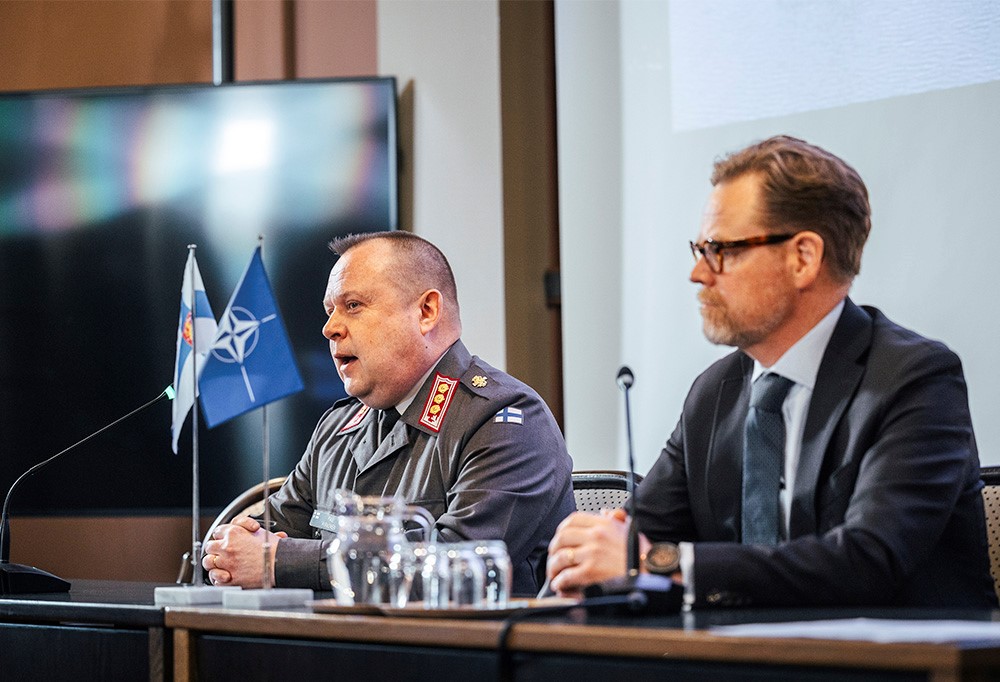Kuvassa eversti Pasi Hirvonen ja Janne Kuusela tiedotustilaisuudessa puhumassa.