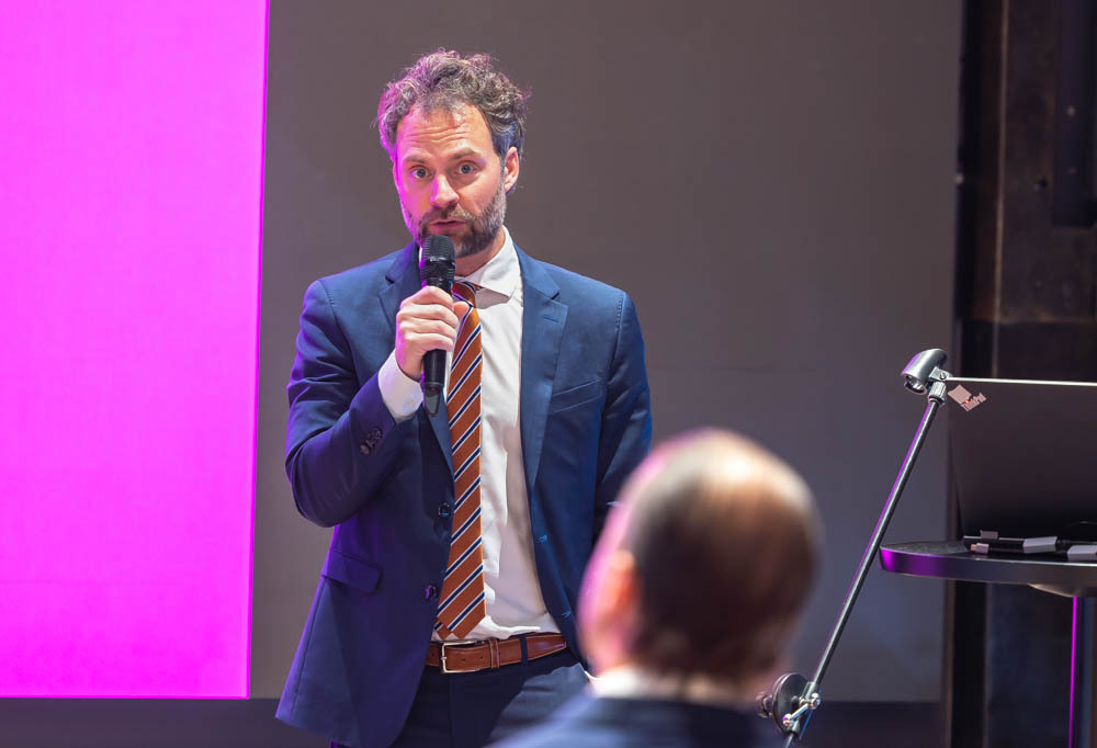 Kuvassa Mikael Wigell puhumassa seminaarissa