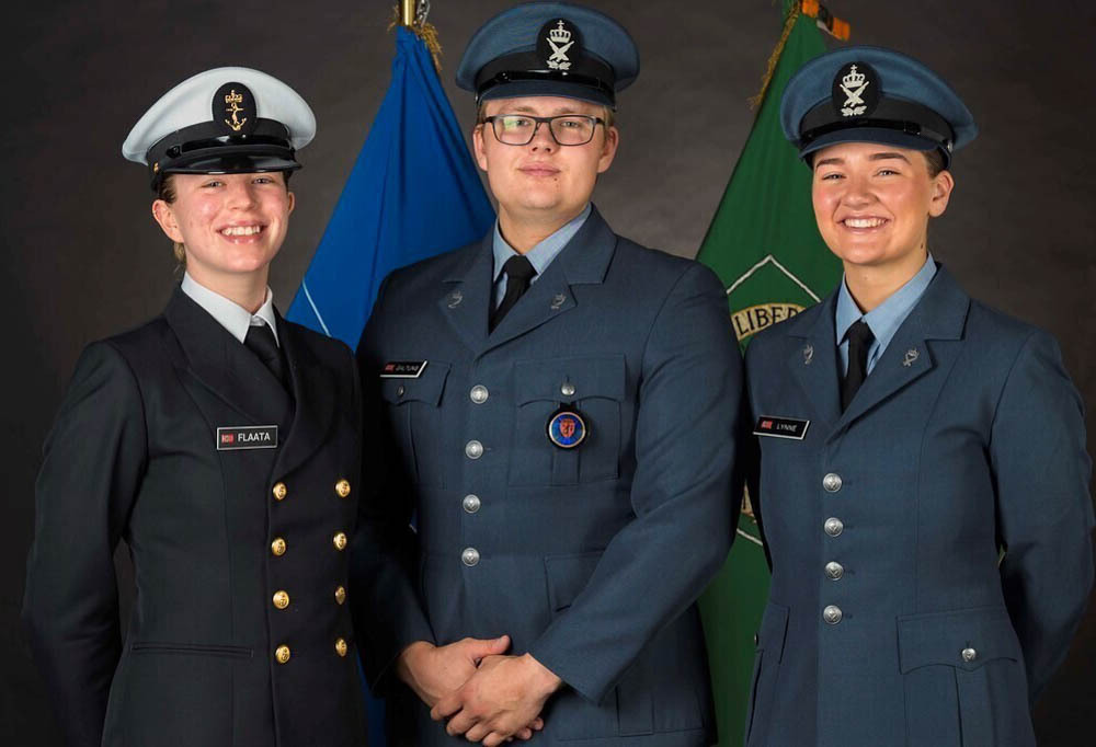 Kuvassa Norjan kansallisen sotilasedustajan toimistossa palvelevat varusmiehet