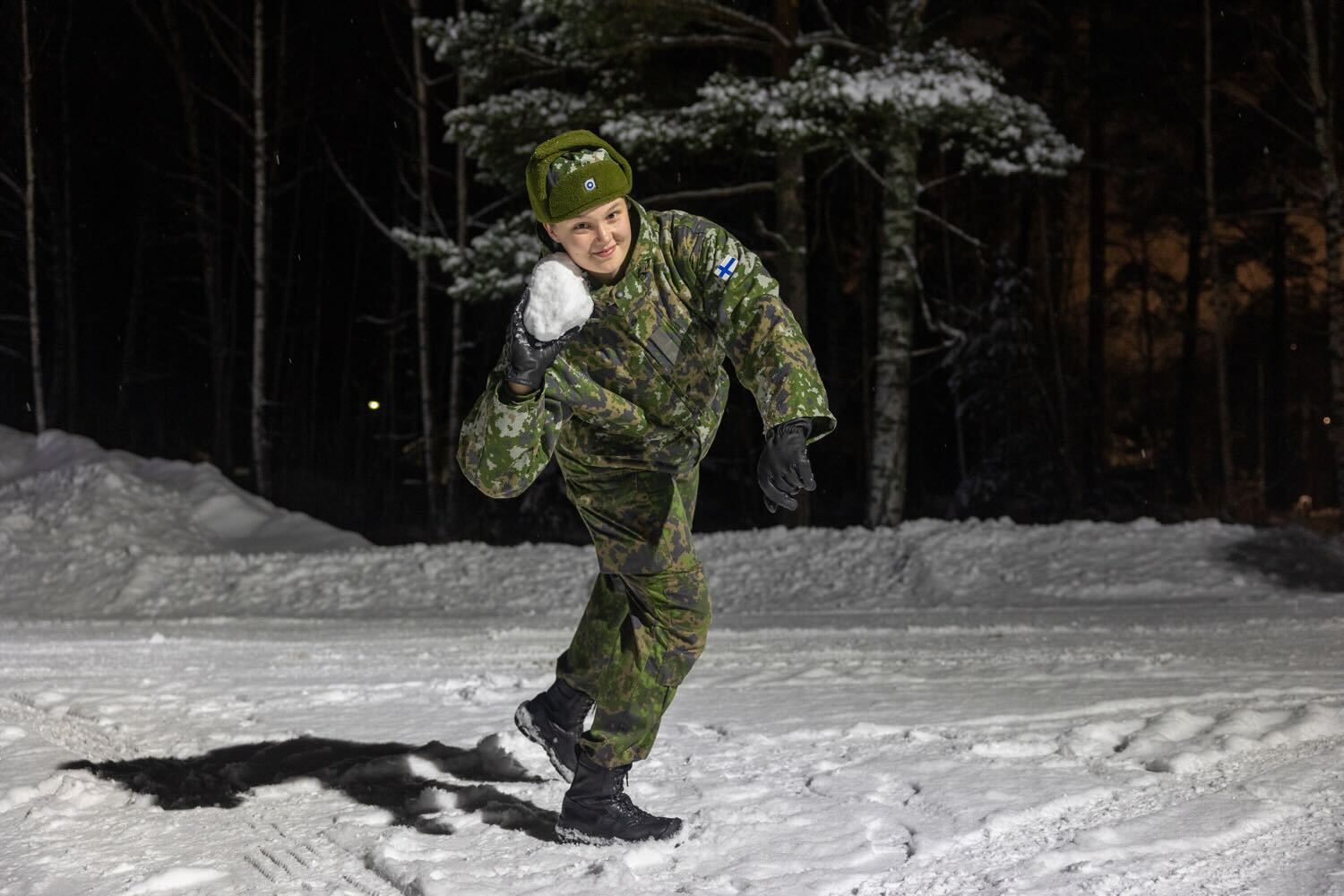 Kuvassa Oona Viljanen on heittämässä lumipalloa kuten heittäisi kuulaa kuulantyöntäjänä.