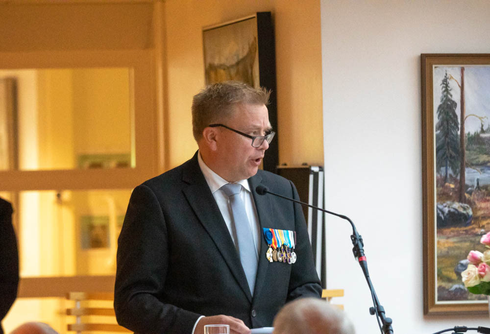 Kuvassa puolustusministeri Antti Kaikkonen