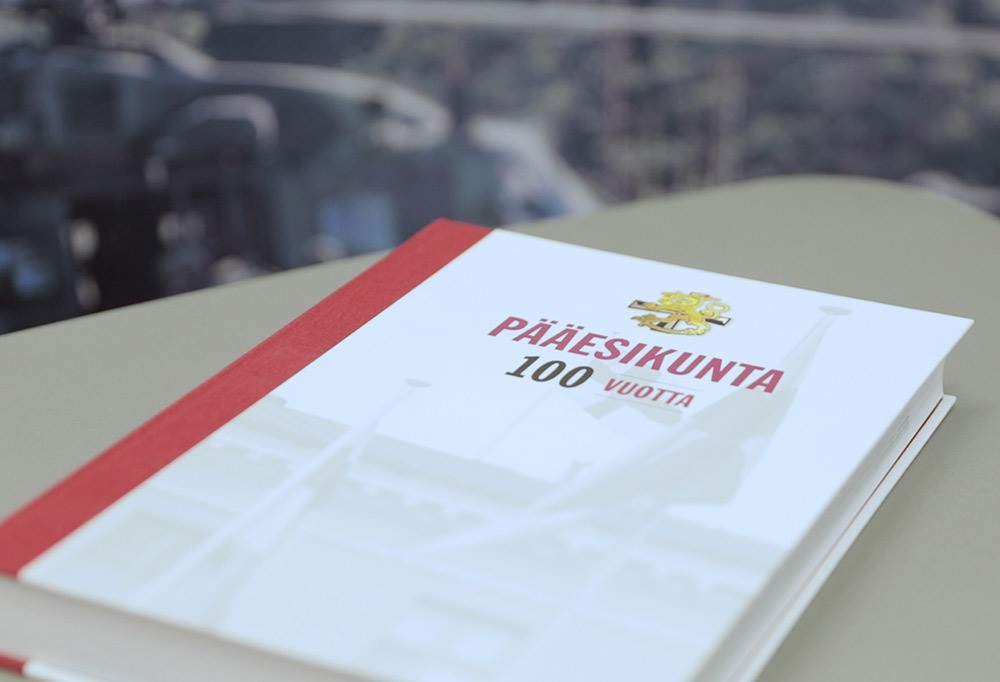Päesikunta 100 -vuotta teos pöydällä.