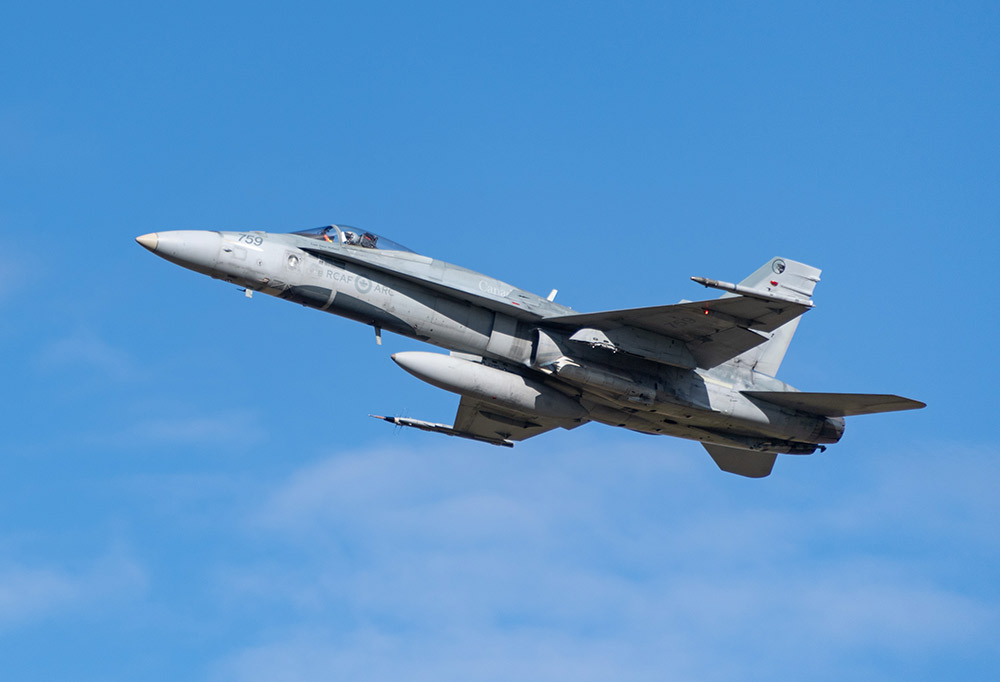 Kanadalainen hävittäjä taivaalla.