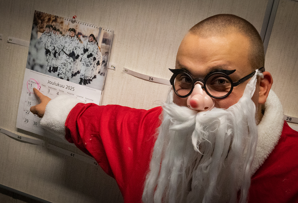 Hävittäjä on juuri noussut ilmaan. Kuvan alaosassa tie ja sivuilla puita.