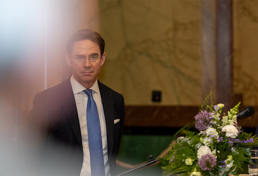 Nordean yhteiskuntasuhdejohtaja Jyrki Katainen puhumassa Atlantti-Seuran kevätkokouksessa.