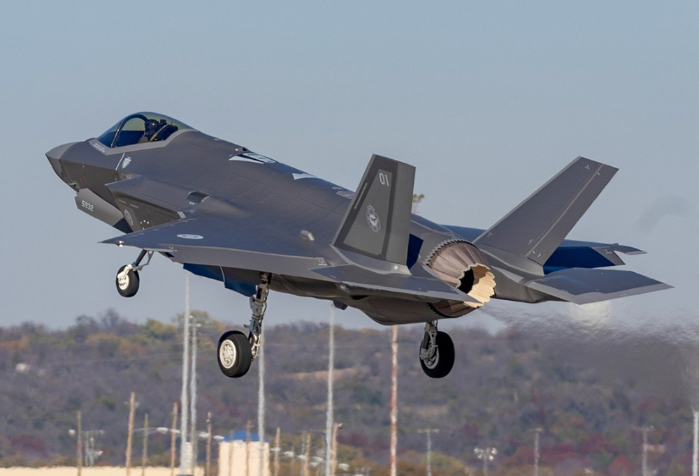 F-35 hävittäjä nuosee ilmaan.