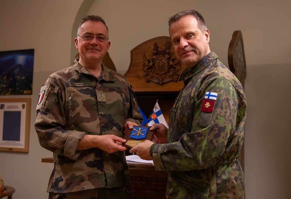 Amiraali Vandier ja kenraali Jaakkola pitävät käsissään puista laattaa.