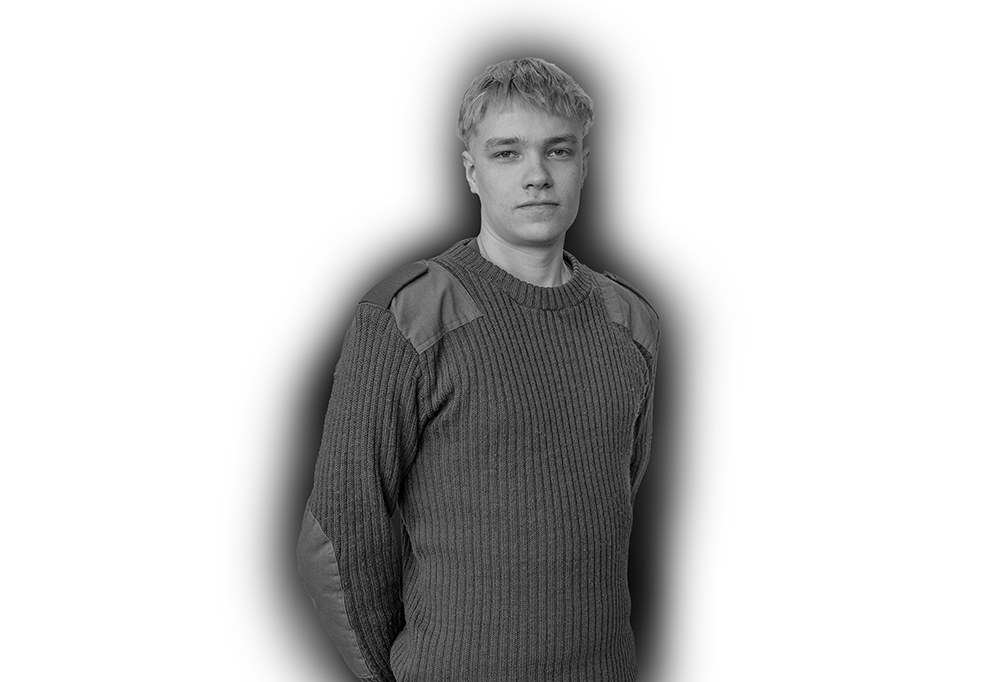 Kaartinjääkäri Ronikonmäki seisoo kädet selän takana katse kohti kameraa.