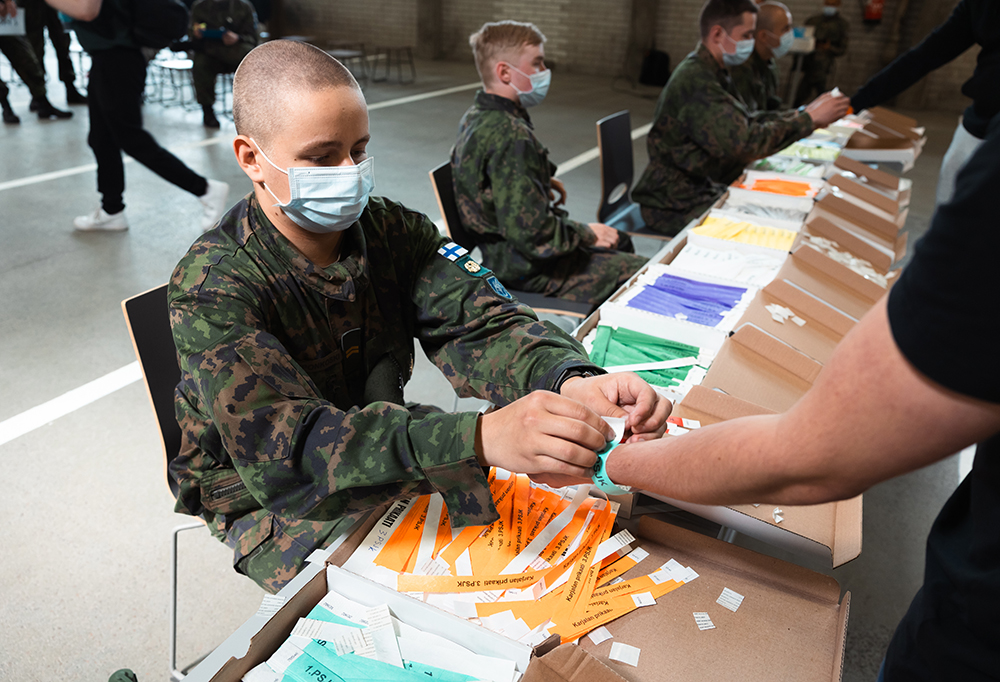 Alokkaan ranteeseen asetetaan ranneke.