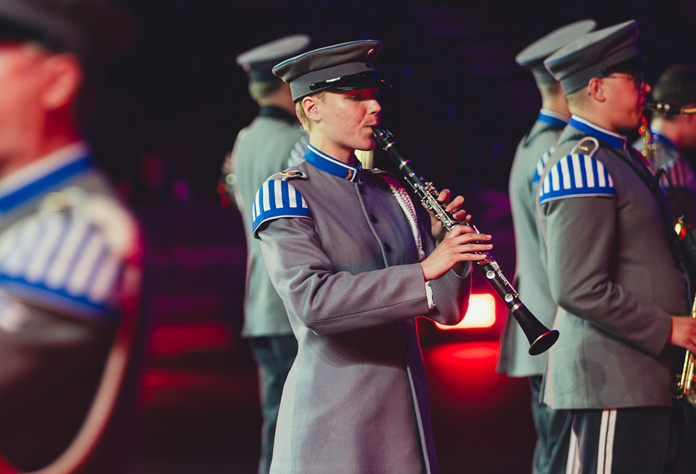 Liisa Keinonen soittamassa klarinettia paraatipuvussaan.