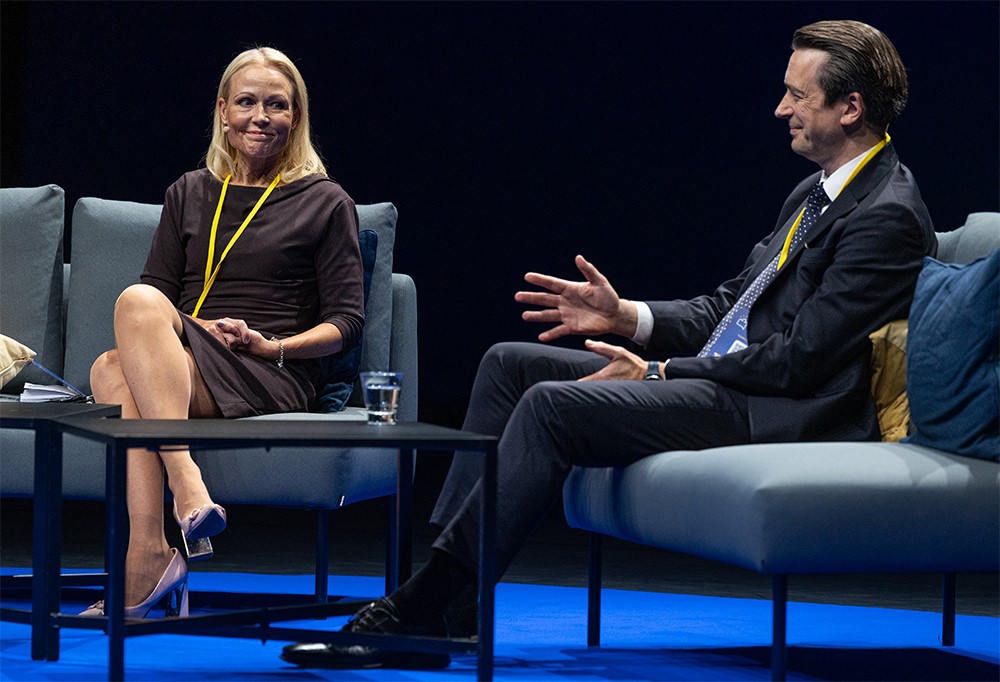 Paneelikeskustelijat istuvat sohvalla.