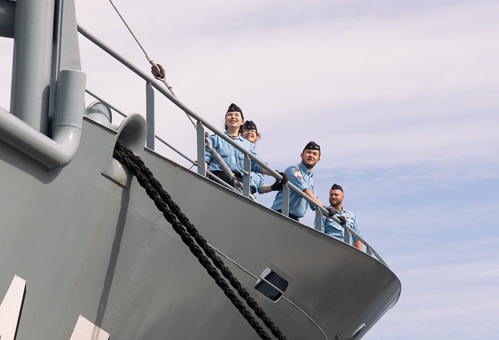 Laivaston henkilökunta katsoo Helsinkiä laivan kannelta.